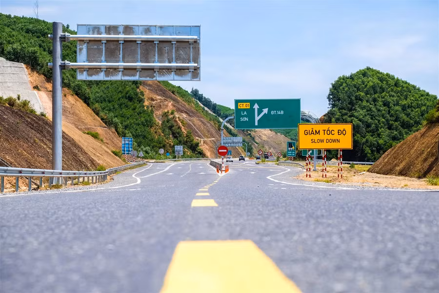Gấp rút hoàn thành công trình dự án đường La Sơn - Túy Loan 11,5 nghìn tỷ đồng ảnh 15