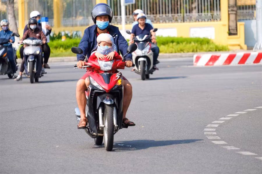 Người dân Đà Nẵng tìm cách “trốn” nắng nóng ảnh 3