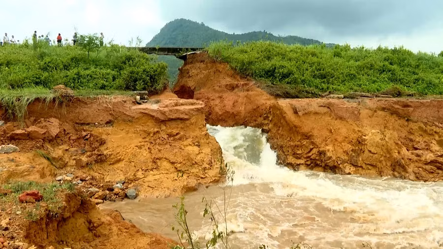 Động đất, mưa lũ dồn dập: Hàng trăm hồ đập nguy cơ thành "bom nước"