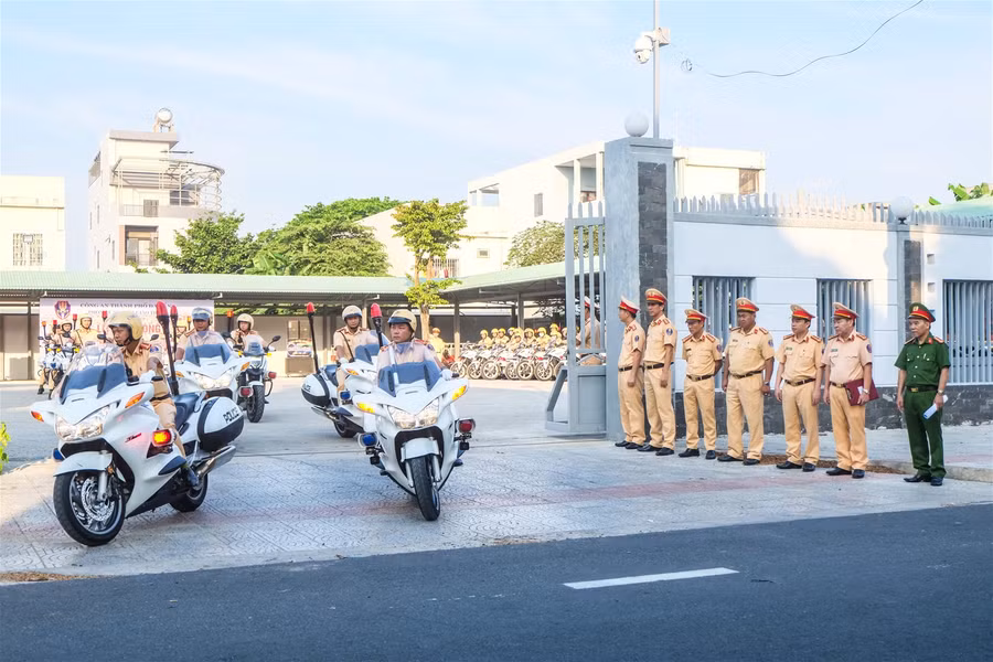 Đà Nẵng: CSGT đồng loạt ra quân tổng kiểm soát các loại xe ảnh 6