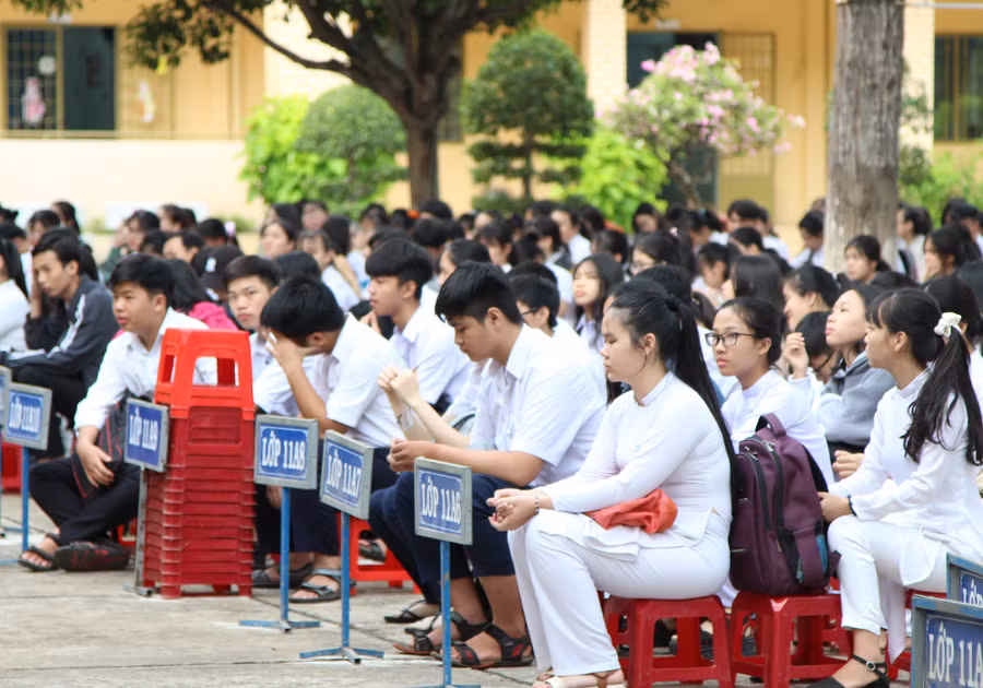 Đồng Nai: Học sinh THPT trở lại chào cờ tập trung tại sân trường ảnh 2