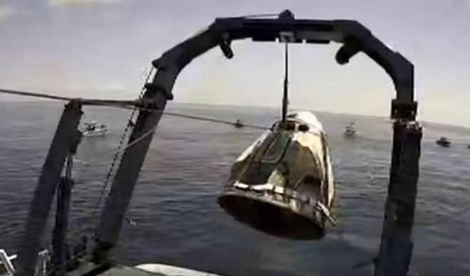 Phi hành đoàn tàu vũ trụ “Crew Dragon” của Mỹ đã hạ cánh an toàn ngoài khơi Florida