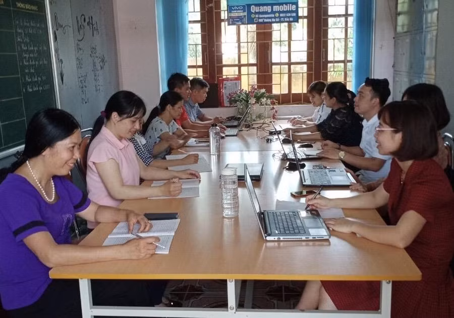 Học trò vùng cao Bắc Hà miệt mài ôn thi tốt nghiệp THPT ảnh 1