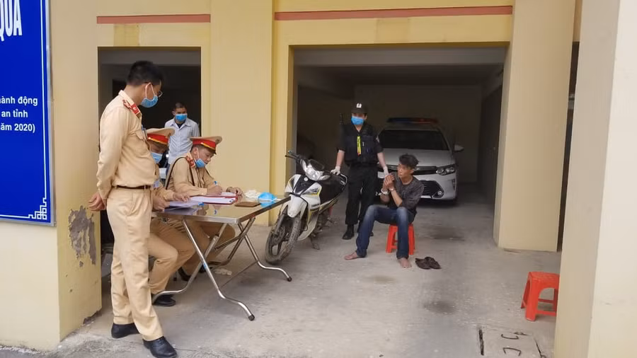 Lạng Sơn: CSGT bắt quả tang đối tượng nghiện ma tuý vừa “ăn hàng”