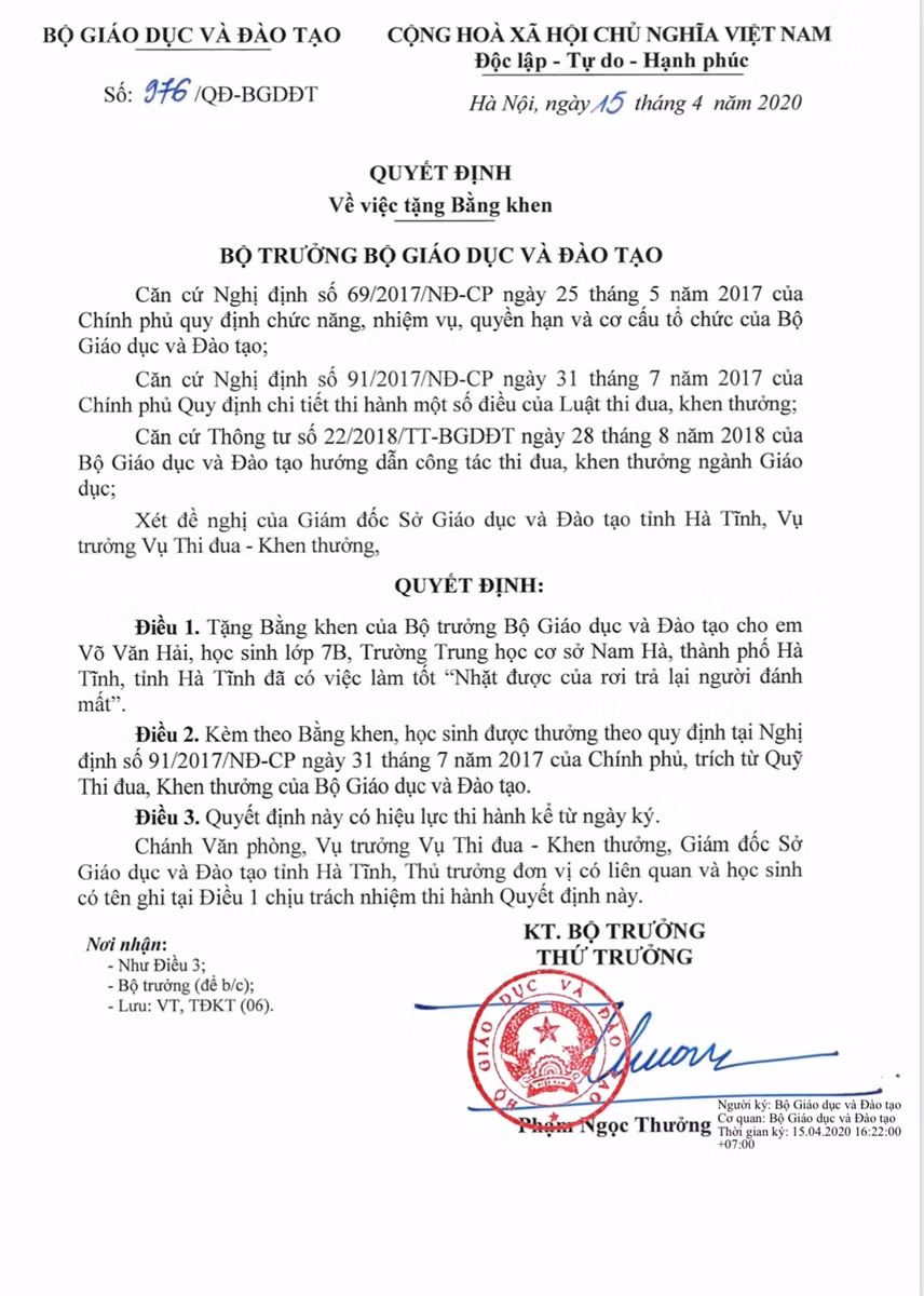 Bộ trưởng Bộ GD&ĐT khen thưởng học sinh trả lại 50 triệu đồng cho người đánh rơi ảnh 1