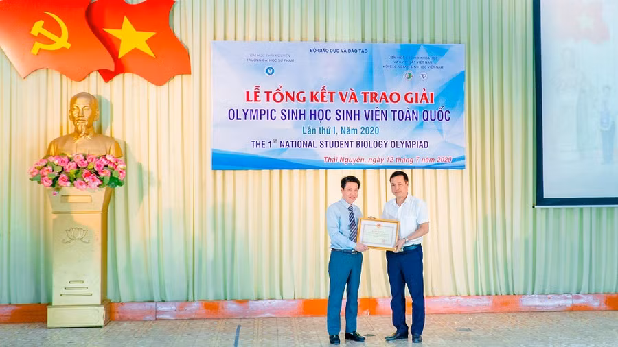 Trao giải Olympic Sinh học sinh viên Việt Nam lần thứ nhất