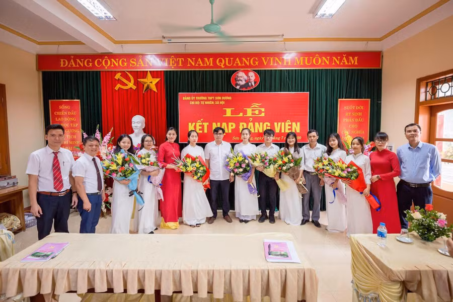 Tuyên Quang: 8 học sinh ưu tú, xuất sắc được vinh dự kết nạp Đảng