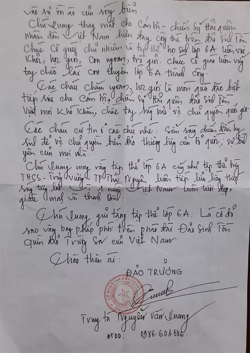 Thái Nguyên: Thầy trò được chiến sĩ ngoài đảo gửi thư, tặng cờ Tổ quốc ảnh 2