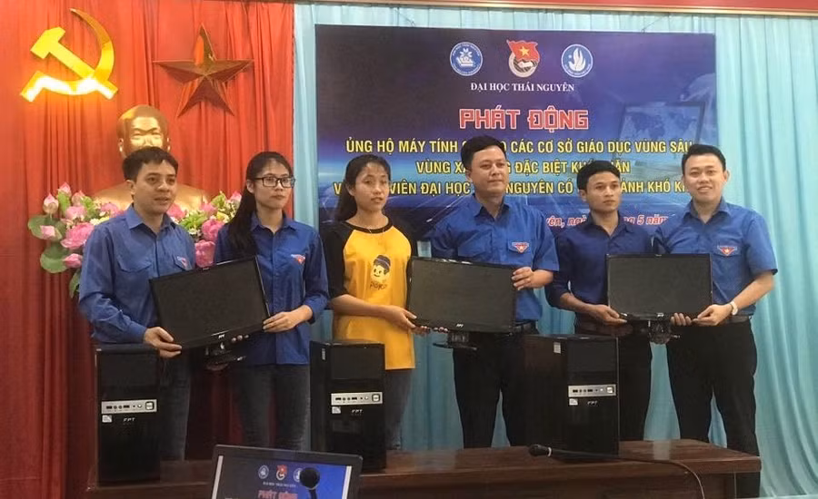 Đại học Thái Nguyên tặng 30 bộ máy tính cho học sinh, sinh viên có hoàn cảnh khó khăn