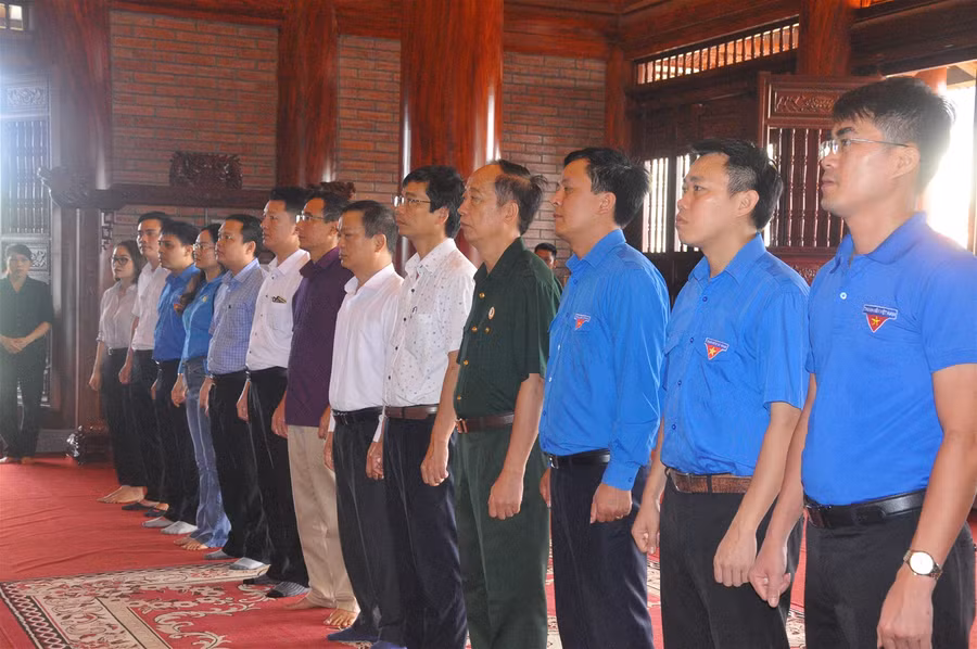 Đại học Thái Nguyên dâng hương tưởng nhớ các anh hùng liệt sĩ ảnh 1