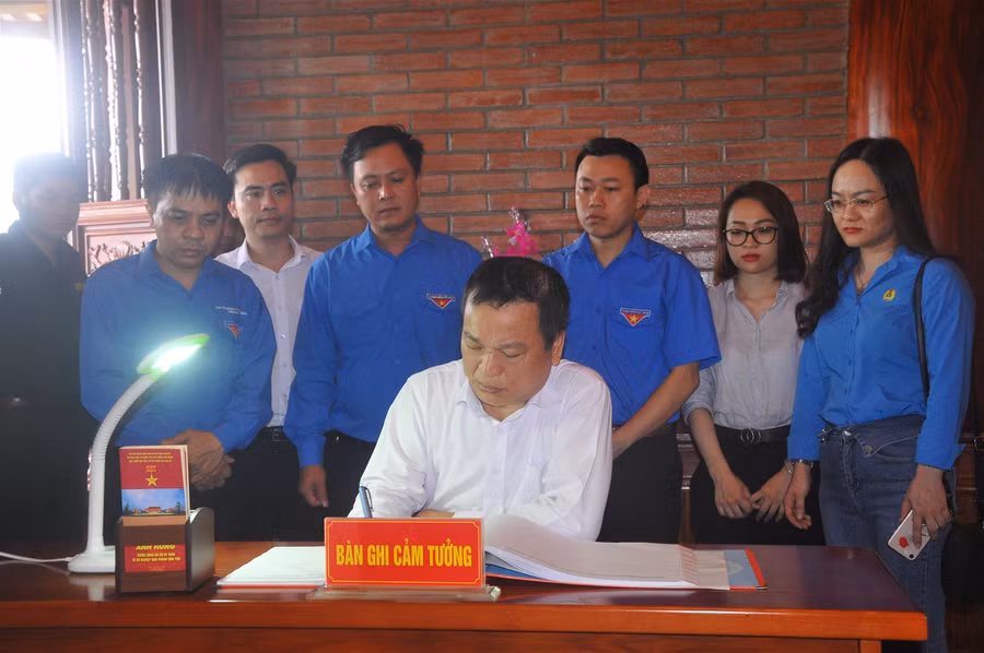 Đại học Thái Nguyên dâng hương tưởng nhớ các anh hùng liệt sĩ