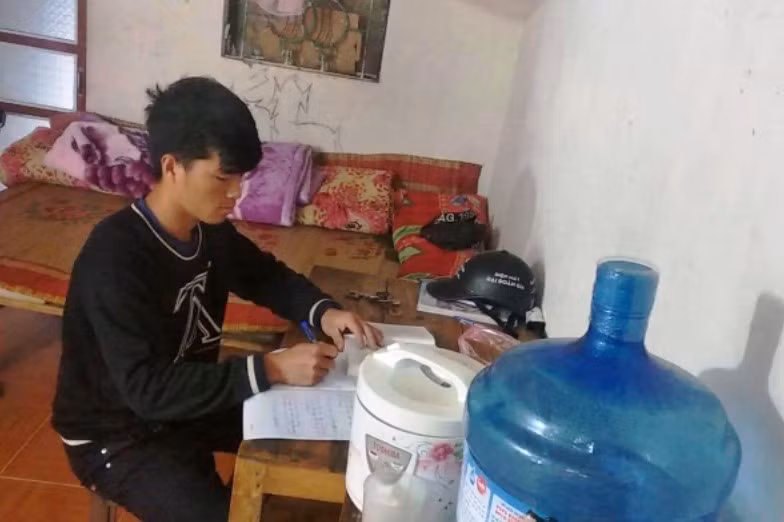 Học sinh dân tộc dựng lán trên đồi học online trong mùa dịch ảnh 12