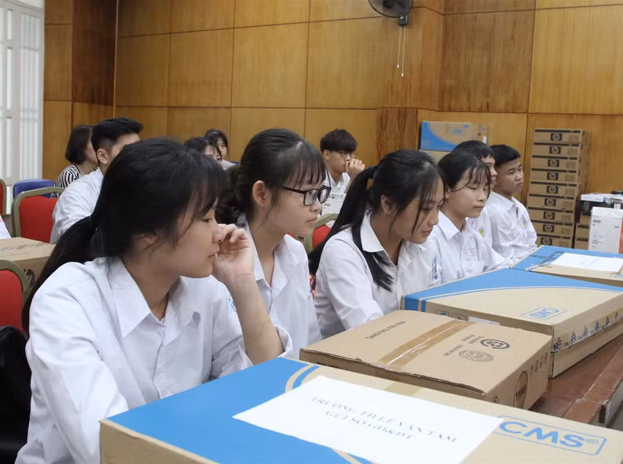 Trao tặng máy tính cho giáo viên, học sinh hoàn cảnh khó khăn ảnh 11