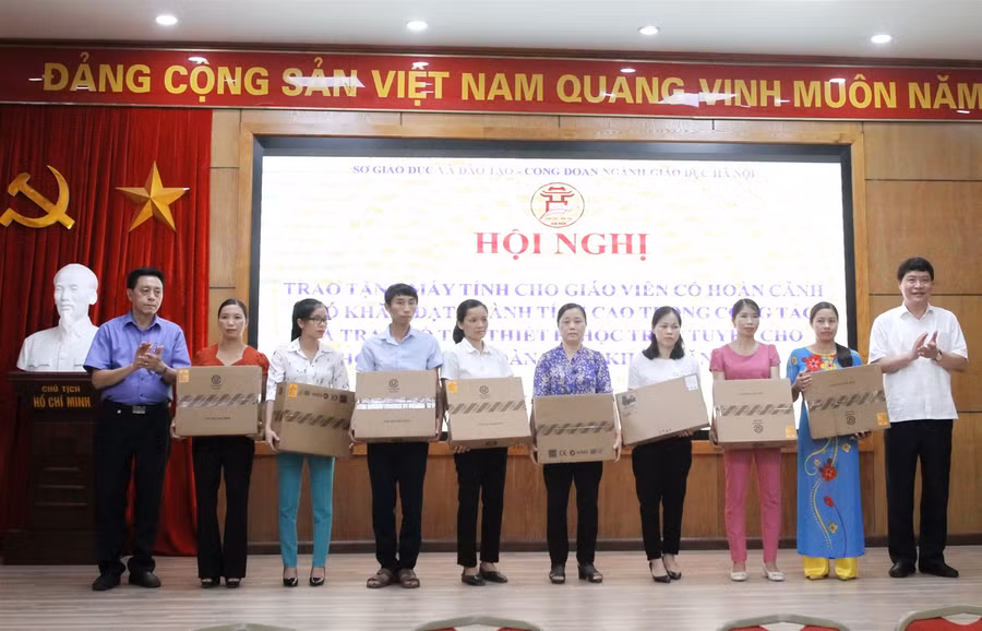 Trao tặng máy tính cho giáo viên, học sinh hoàn cảnh khó khăn ảnh 4
