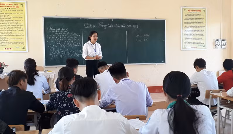 Hòa Bình: Dùng xuồng cao tốc vận chuyển đề thi vùng lòng hồ Sông Đà