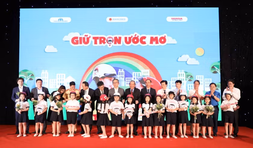 Tặng gần 2 triệu mũ bảo hiểm đạt chuẩn cho học sinh lớp 1 ảnh 1