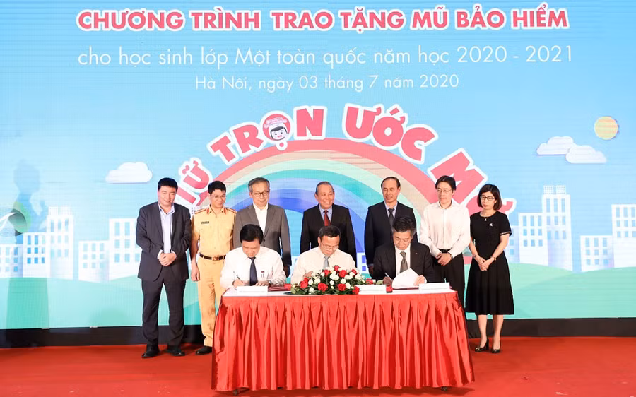 Tặng gần 2 triệu mũ bảo hiểm đạt chuẩn cho học sinh lớp 1 ảnh 2