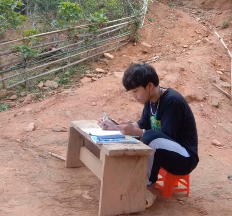 Học sinh dân tộc dựng lán trên đồi học online trong mùa dịch ảnh 10