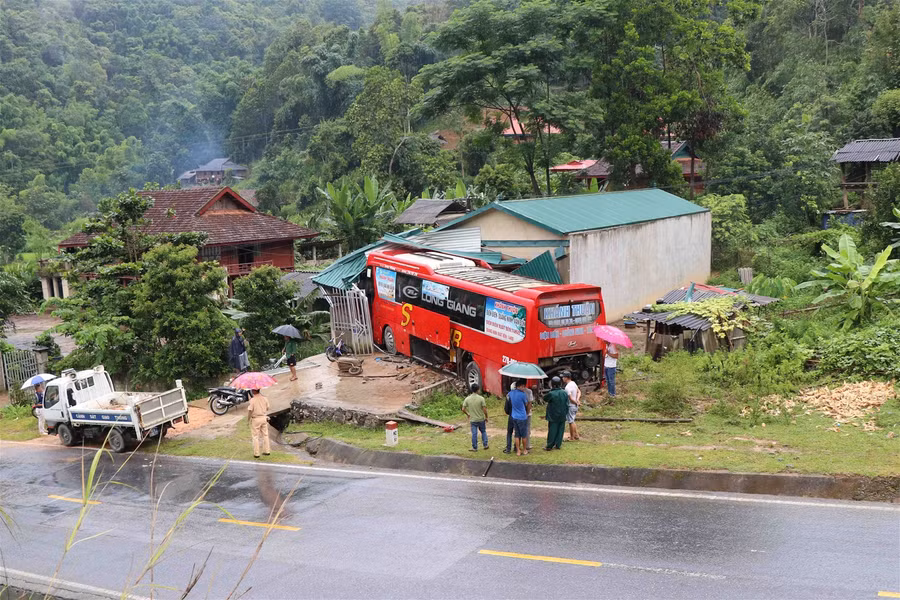Điện Biên: Xe khách mất lái lao vào nhà dân, 1 trẻ nhỏ chơi trong nhà bị thương