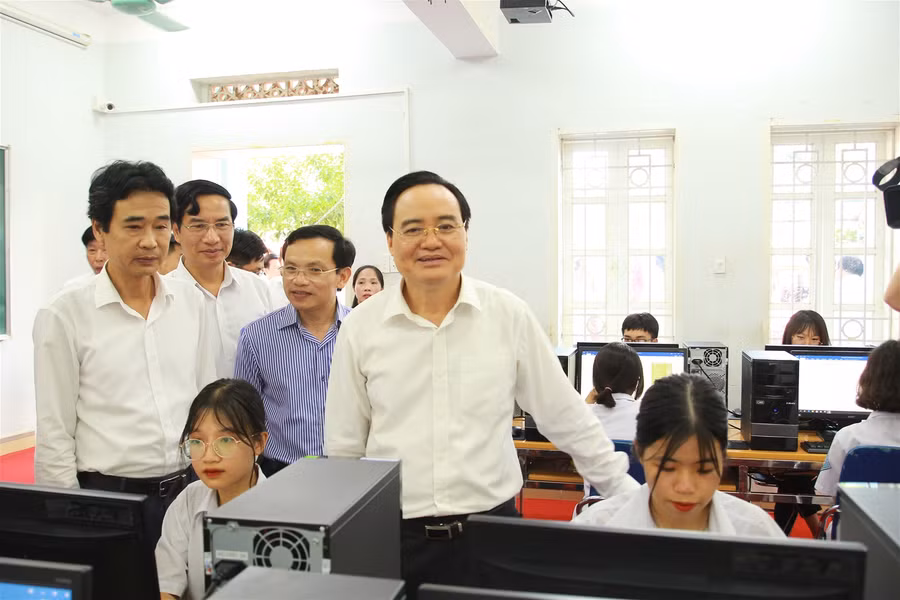 Bộ trưởng Phùng Xuân Nhạ thăm và làm việc tại trường THPT Tô Hiệu, Sơn La ảnh 1