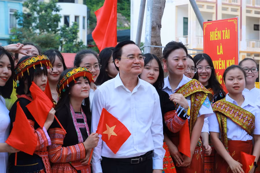 Bộ trưởng Phùng Xuân Nhạ thăm và làm việc tại trường THPT Tô Hiệu, Sơn La ảnh 5