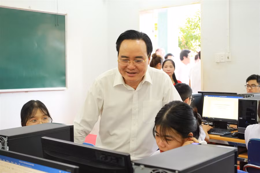 Bộ trưởng Phùng Xuân Nhạ thăm và làm việc tại trường THPT Tô Hiệu, Sơn La ảnh 2