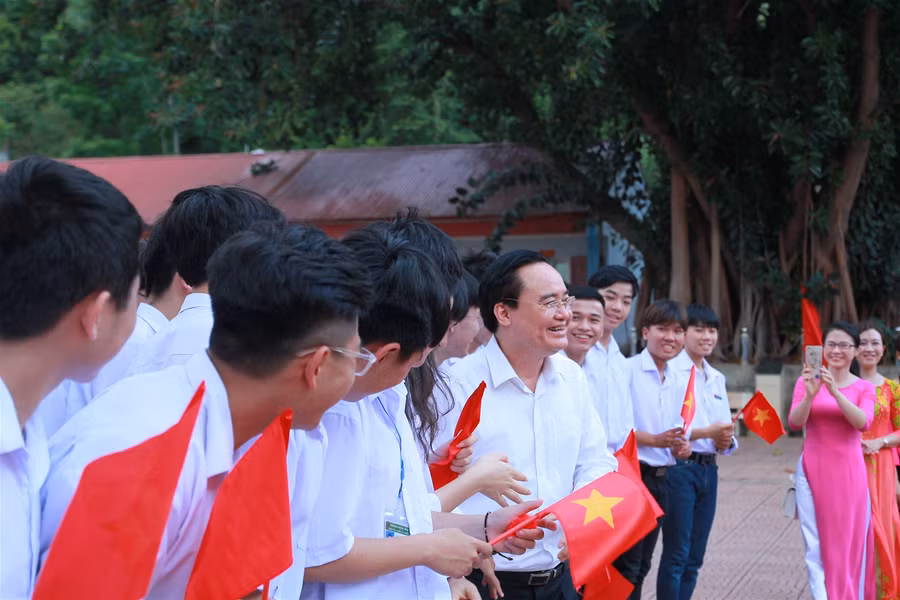 Bộ trưởng Phùng Xuân Nhạ thăm và làm việc tại trường THPT Tô Hiệu, Sơn La ảnh 4