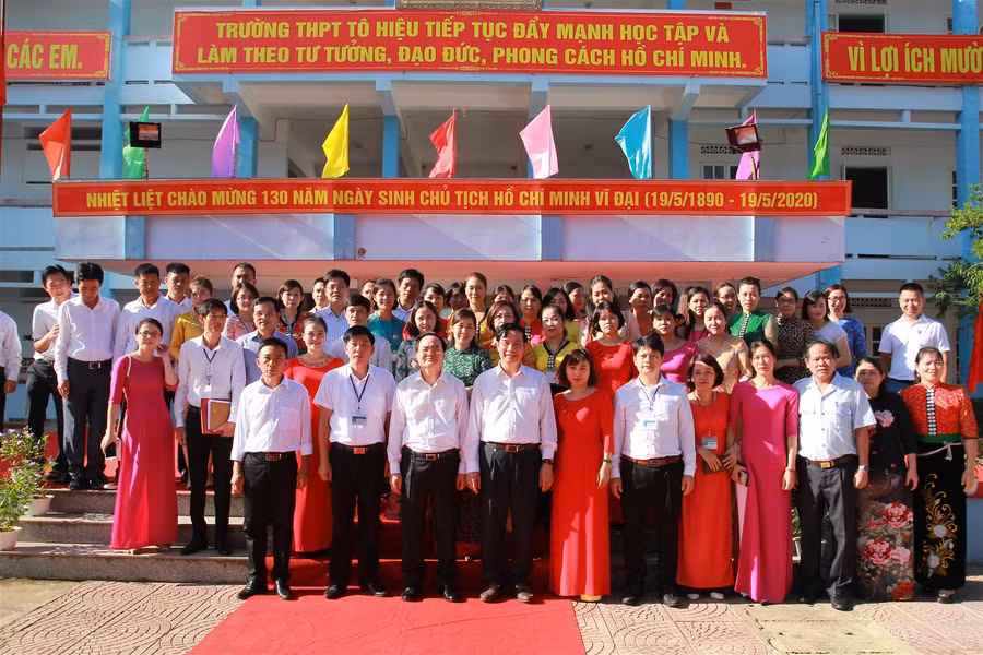 Bộ trưởng Phùng Xuân Nhạ thăm và làm việc tại trường THPT Tô Hiệu, Sơn La ảnh 3