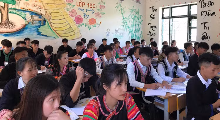 Học sinh vùng cao Điện Biên "vượt nắng, thắng mưa" ôn thi tốt nghiệp THPT ảnh 1