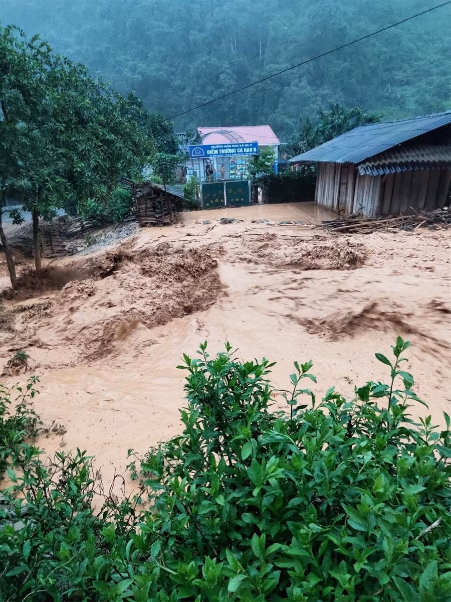 Cả thành phố Điện Biên Phủ “chìm” trong “biển nước" ảnh 7
