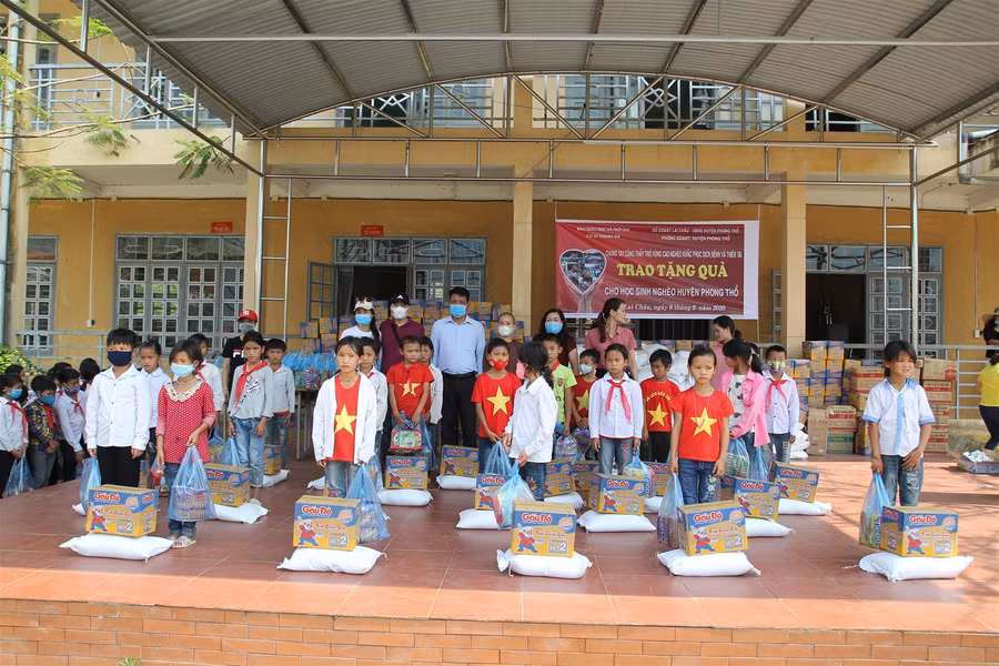 Trao tặng hơn 300 suất quà cho học sinh nghèo tỉnh Lai Châu