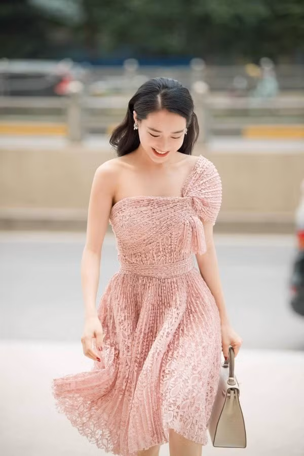 Ngắm gu thời trang công chúa "bánh bèo" của bà mẹ bỉm sữa nhưng Nhã Phương ảnh 11