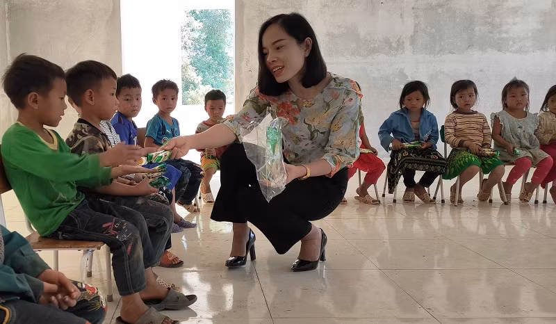 Lớp học dưới đỉnh Pha Luông ảnh 3