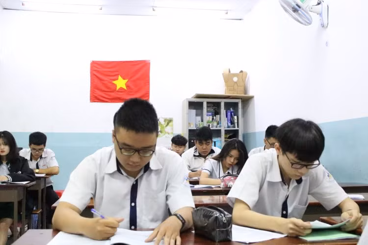 Chạy đua với dịch bệnh ôn thi tốt nghiệp THPT ảnh 1