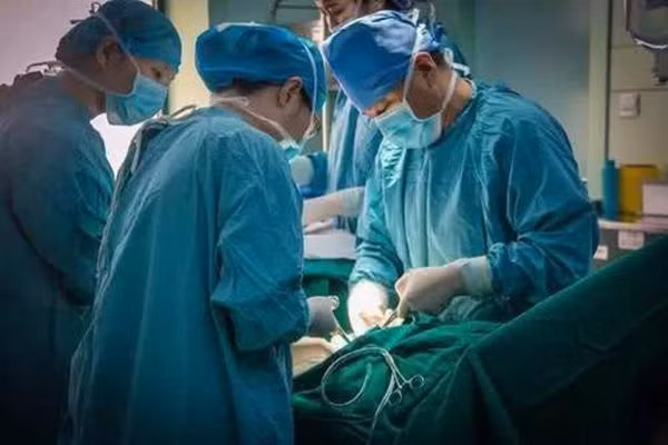 Vì sao trong phòng sinh nở luôn có ít nhất một bác sĩ nam?