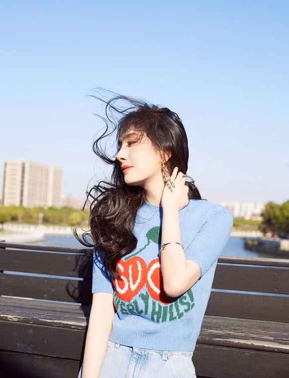 Mãn nhãn phong cách thời trang trẻ trung của "gái một con" Dương Mịch ảnh 8