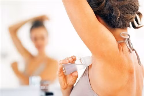 Sai lầm khi sử dụng lăn khử mùi khiến ”mùi hương" càng thêm nặng