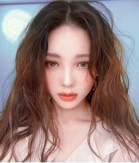 Kiểu tóc xoăn retro thời thượng biến mặt núng nính thành V-line đẳng cấp ảnh 4