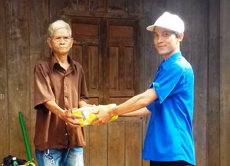 Thầy giáo trẻ bén duyên vùng đất khó ảnh 1