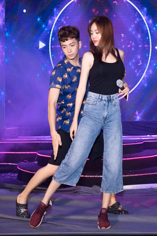 Cách phối đồ với quần jeans đẹp như Ninh Dương Lan Ngọc ảnh 4