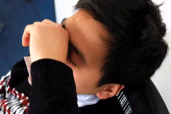 Những mối nguy hiểm khi thường xuyên tắt đèn và chơi điện thoại di động trước khi ngủ ảnh 2