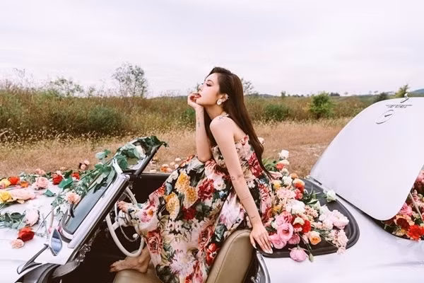 Cách diện váy áo họa tiết hoa xinh yêu hết mực của HyunA ảnh 13