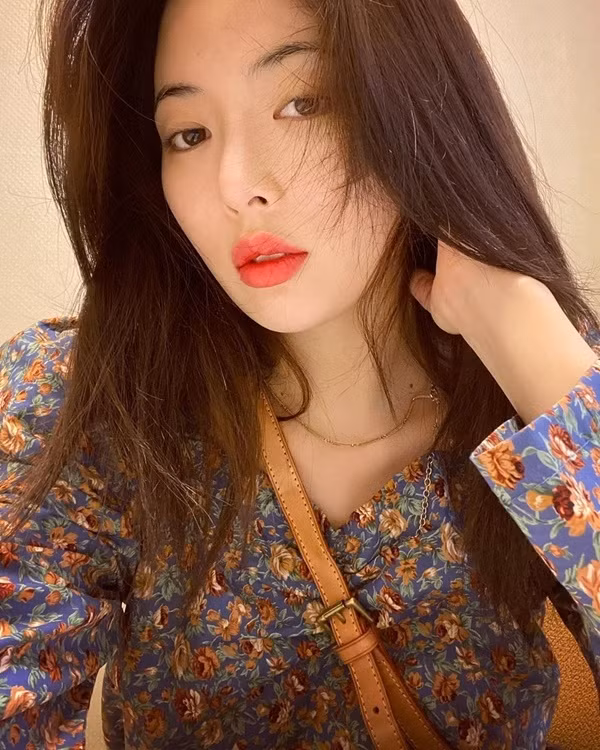 Cách diện váy áo họa tiết hoa xinh yêu hết mực của HyunA ảnh 1
