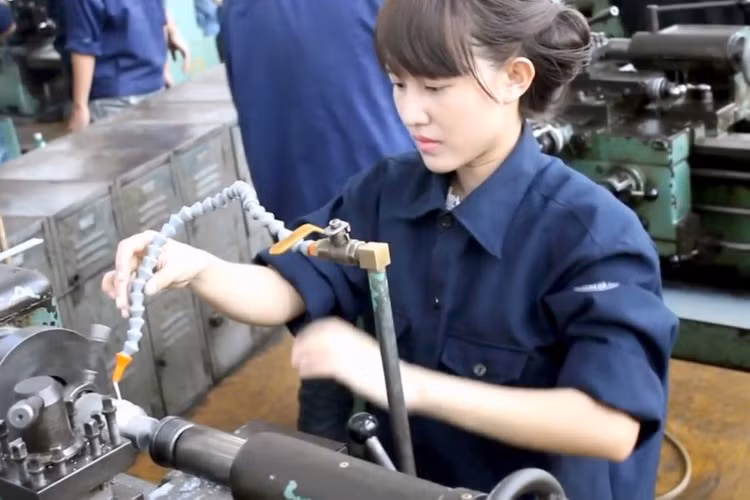 Lựa chọn ngành nghề của giới trẻ: Đổ xô tìm việc nhẹ, lương cao ảnh 1