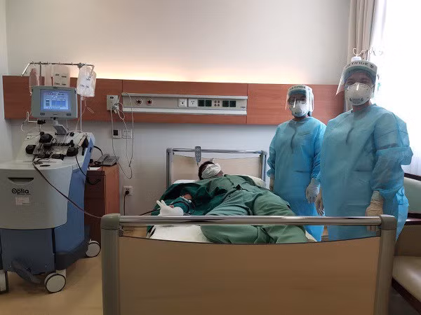 Dùng huyết tương người đã khỏi bệnh điều trị bệnh nhân mắc COVID-19 như thế nào? ảnh 2