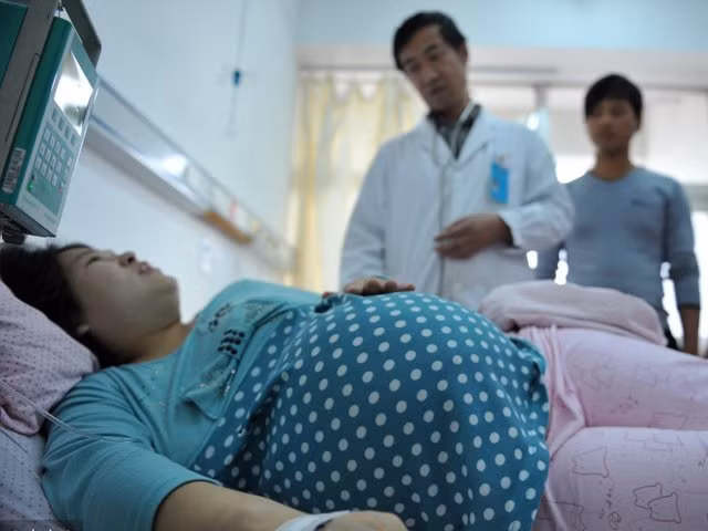 Vì sao trong phòng sinh nở luôn có ít nhất một bác sĩ nam? ảnh 2
