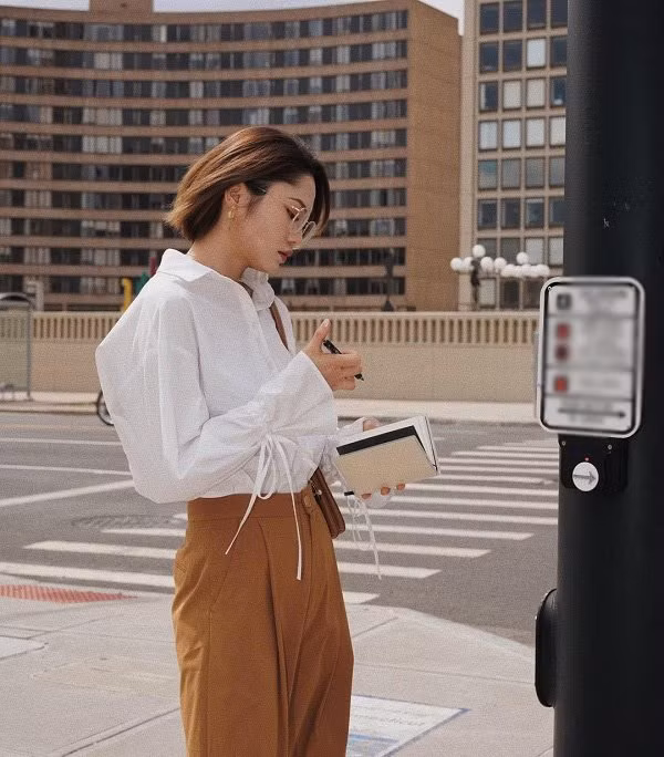 Những mẫu áo nàng nên sắm ngay để ghi điểm ngày đi làm trở lại ảnh 1