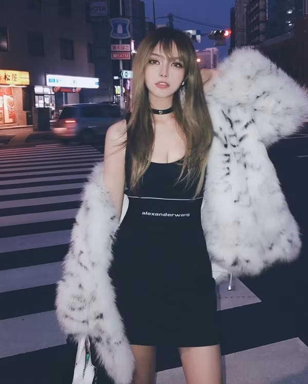 Gu thời trang sang chảnh của bạn gái tố La Chí Tường ngoại tình ảnh 4