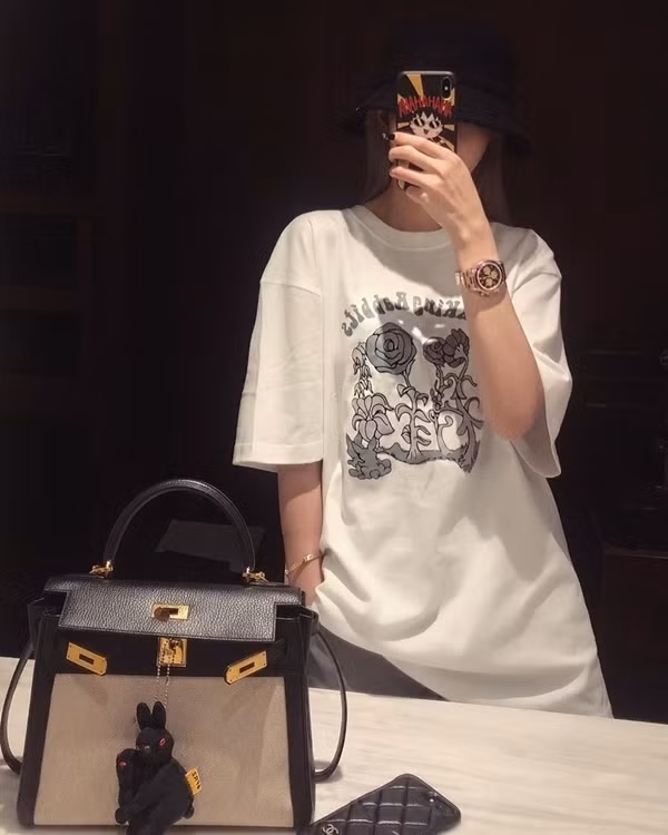 Gu thời trang sang chảnh của bạn gái tố La Chí Tường ngoại tình ảnh 12