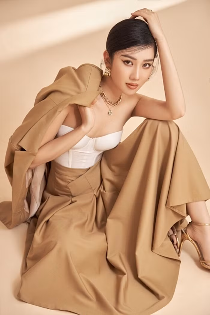 Phụ kiện giúp Thúy Ngân - Tóc Tiên cứ lên hình là sang chảnh ảnh 1